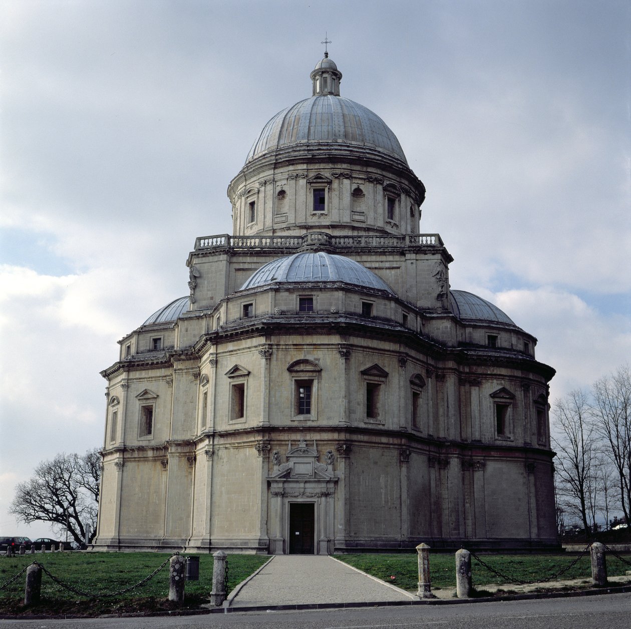 Utsikt over Santa Maria della Consolazione designet av Cola da Caprarola og fullført av Ambrosio Barocci og Francesco da Vita, bygget 1508-24 av Italian School
