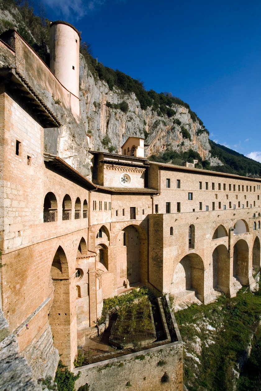 Utsikt over klosteret St. Benedetto (Sacro Speco) bygget fra 1100-tallet, Subiaco (Roma), Italia av Italian School