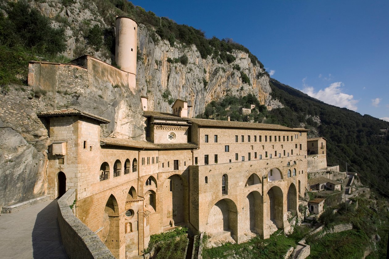 Utsikt over klosteret St. Benedetto (Sacro Speco) bygget fra 1100-tallet, Subiaco (Roma), Italia av Italian School