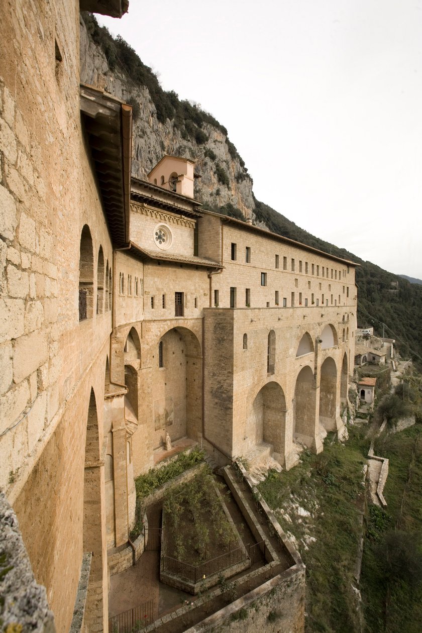 Utsikt over klosteret St. Benedetto (Sacro Speco) bygget fra 1100-tallet, Subiaco (Roma), Italia av Italian School