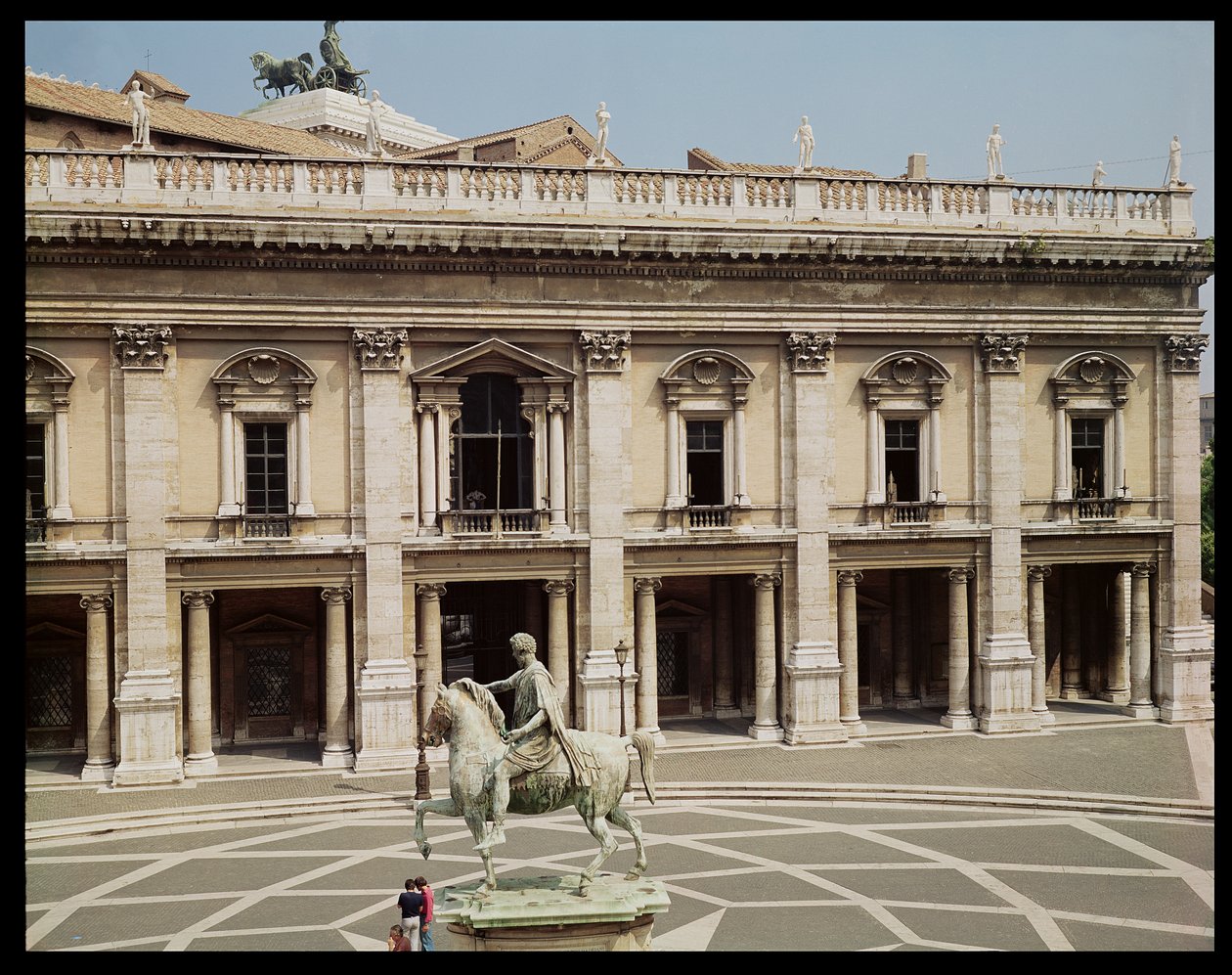 Utsikt over Palazzo Nuovo og rytterstatuen av Marcus Aurelius (121-180 e.Kr.) av Italian School