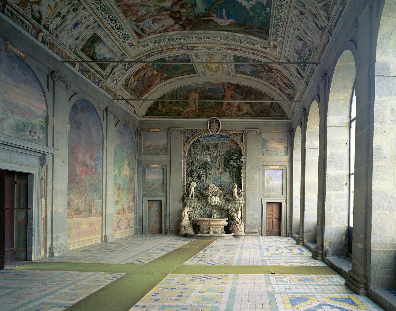 Utsikt over Sala dErcole (Hall of Hercules) på piano nobile, med en fontene ytterst (se 95806) designet av Jacopo Vignola (1507-73) og delvis fresker av Federico Zuccaro (1540-1609) 15 av Italian School