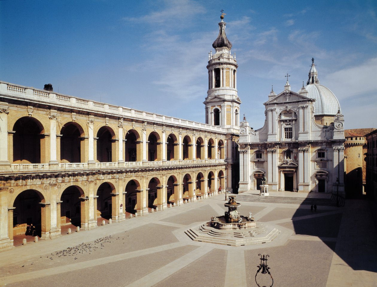 Utsikt over fasaden, bygget 1570-87 av Italian School