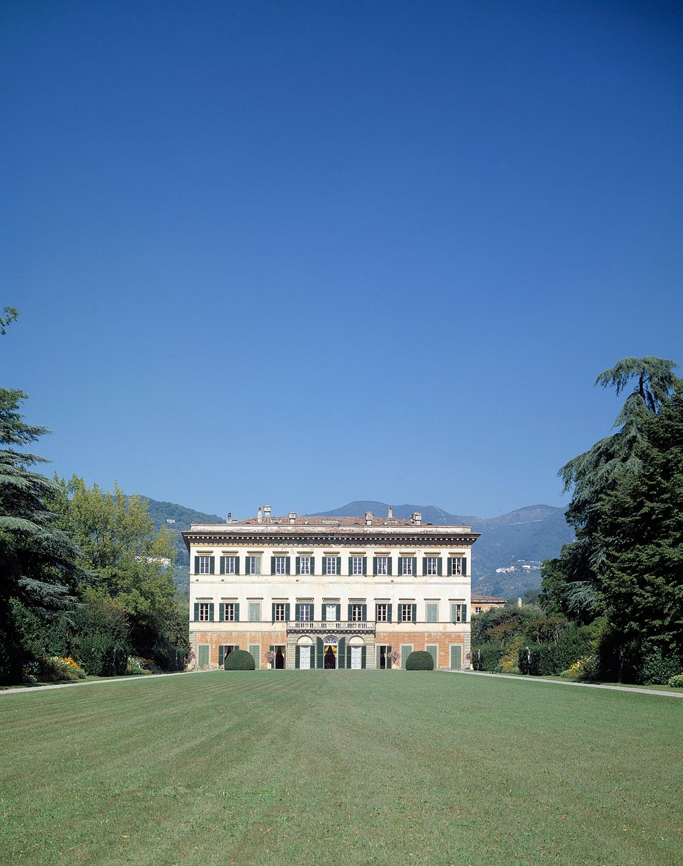 Utsikt over fasaden til Villa Reale di Marlia (eller Palazzo Orsetti) av Italian School