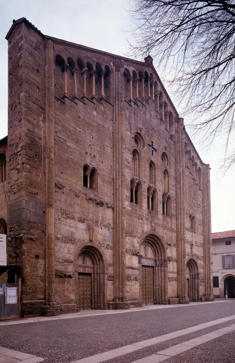Utsikt over fasaden til kirken St Michele Maggiore av Italian School