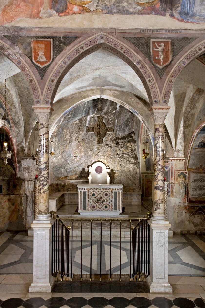 Utsikt over prestegården til den øvre kirke med hovedalteret i kosmatesk stil. 1200-tallet. Klosteret Saint Benedetto (Sacro Speco), Subiaco (Roma), Italia av Italian School