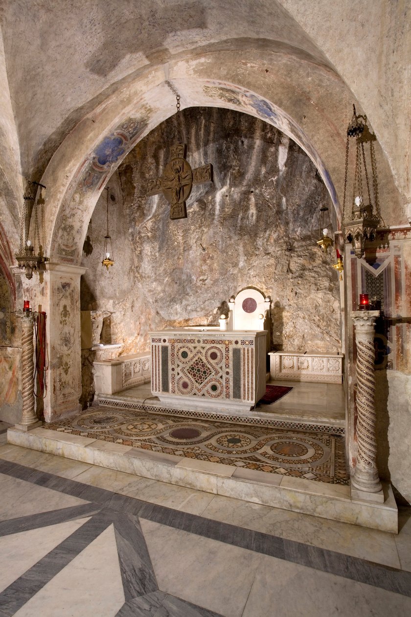 Utsikt over prestegården til den øvre kirke med hovedalteret i kosmatesk stil. 1200-tallet. Klosteret Saint Benedetto (Sacro Speco), Subiaco (Roma), Italia av Italian School