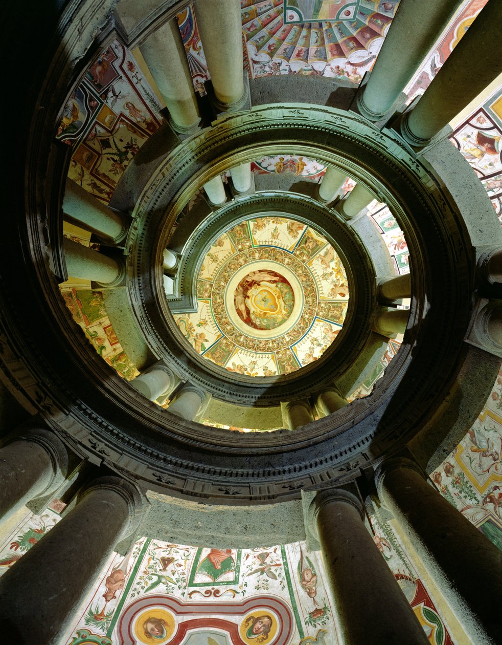 Utsikt over steinspiraltrappen som ser opp mot taket, designet av Jacopo Vignola (1505-73) og hans etterfølgere, 1557-83 av Italian School