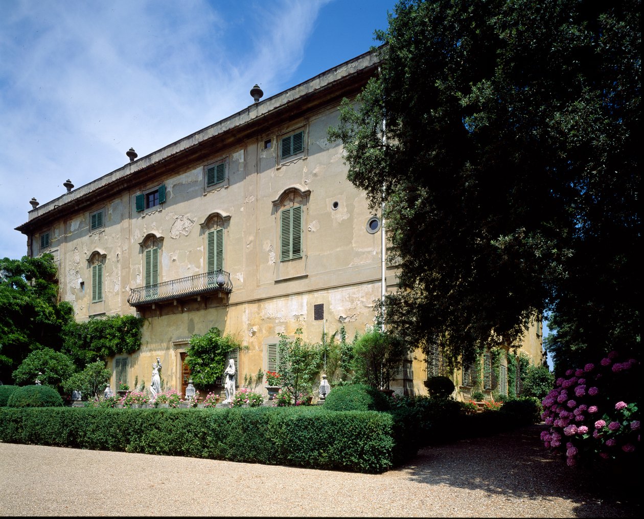 Utsikt over den vestlige fasaden til Villa La Pietra av Italian School