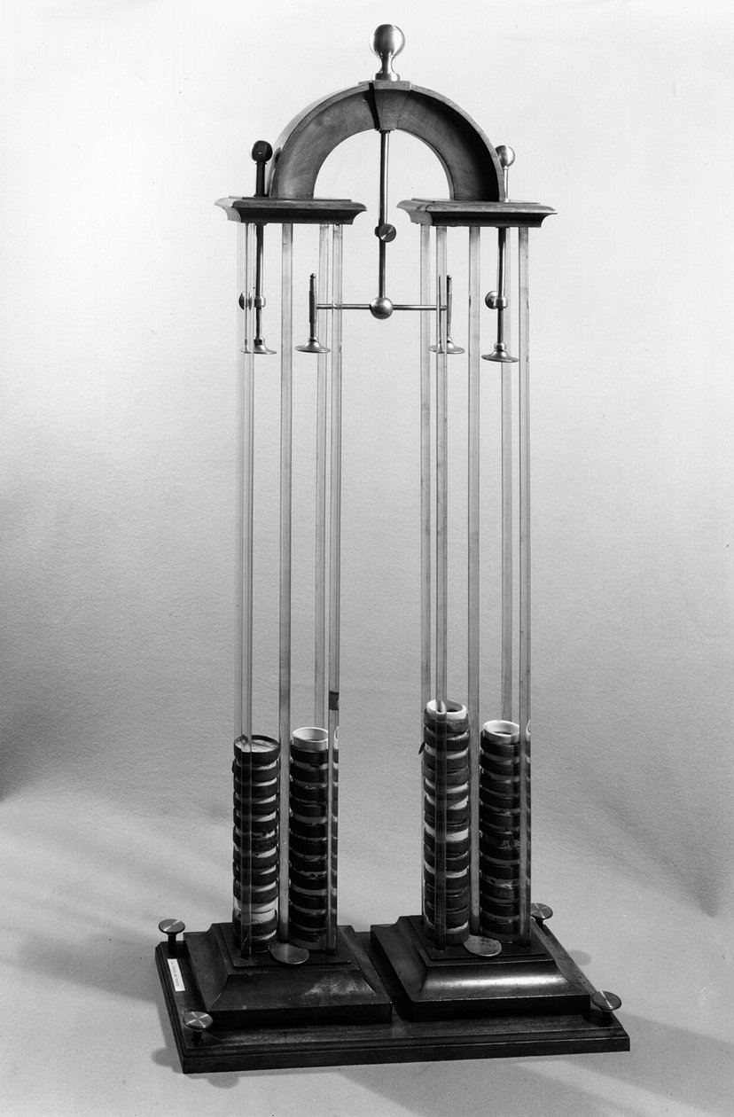 Voltaisk haug (batteri) laget for fysikeren, Jacques Alexandre Charles (1746-1823) av Alessandro Volta (1745-1827) 1800 (metall og glass) av Italian School