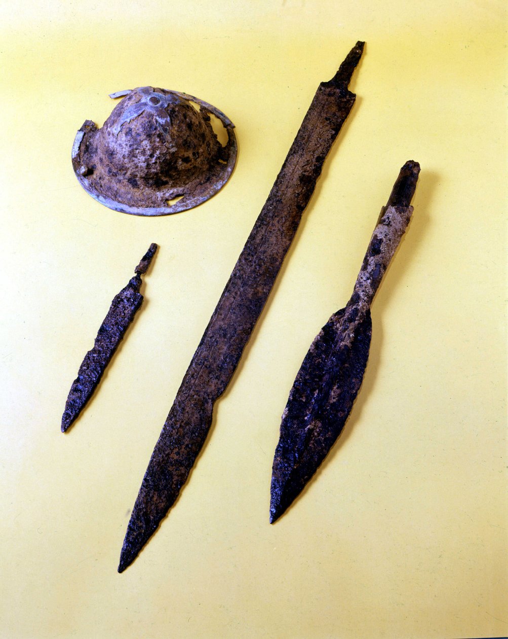Våpen til en langobardisk kriger: skjoldparaply, dolk, sverd og spydspiss. Cividale del Friuli-museet. av Italian School