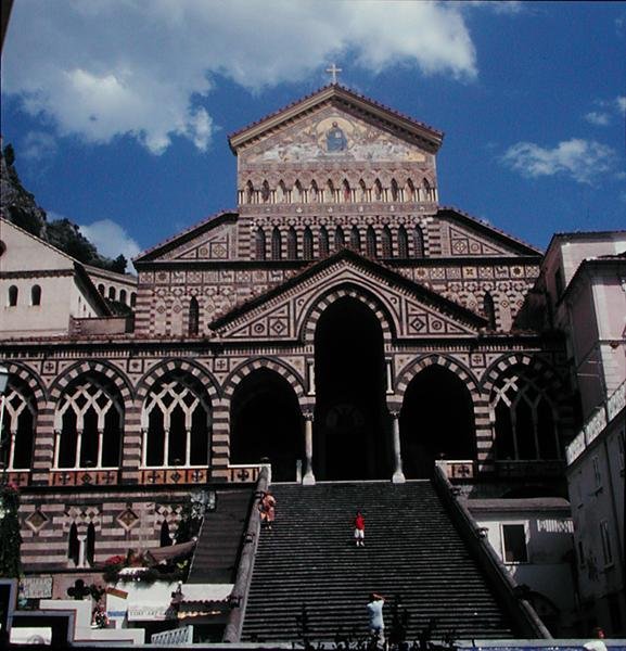 Vestfasaden til katedralen i SantAndrea, 1203 av Italian School