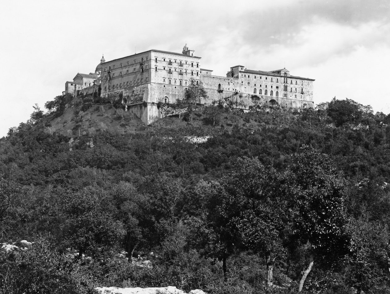 Generell utsikt over klosterets eksteriør på Monastery Hill av Italian School Italian School