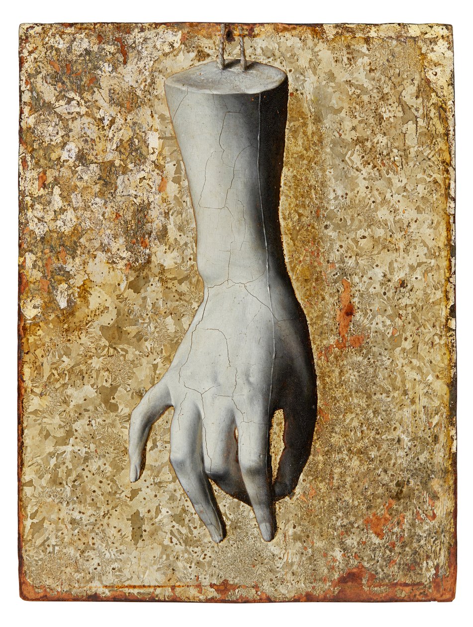 Stilleben av en fin skulpturert kvinnehånd (olje på panel) av Italian School