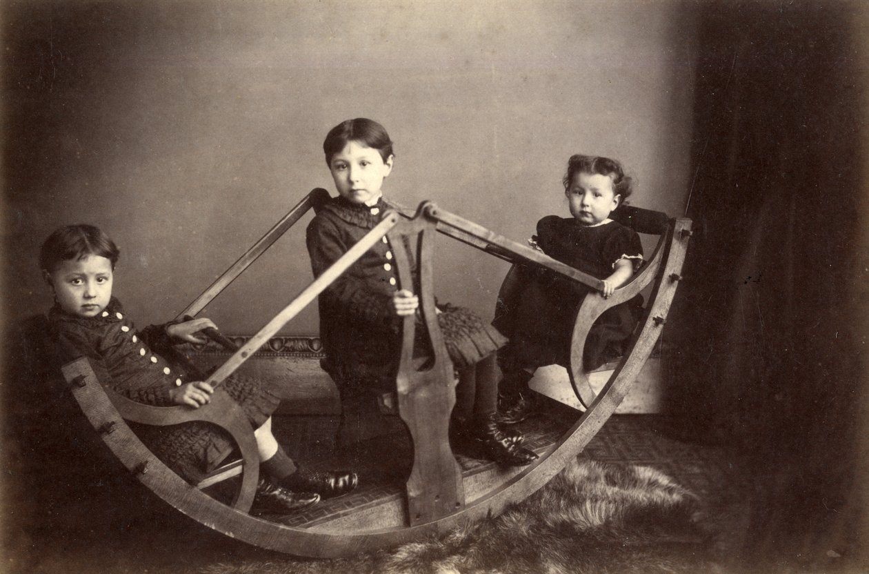 Tre søsken som leker på sin gyngende vippe, 1880-tallet (albumtrykk) av J. S. Brown