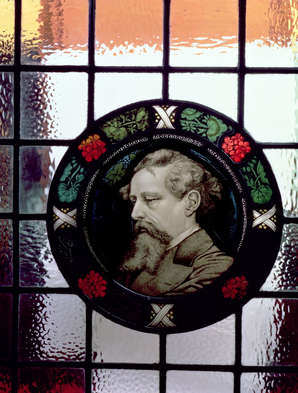 Vindu som viser hodet til Charles Dickens som en eldre mann (farget glass) av J. Winbolt