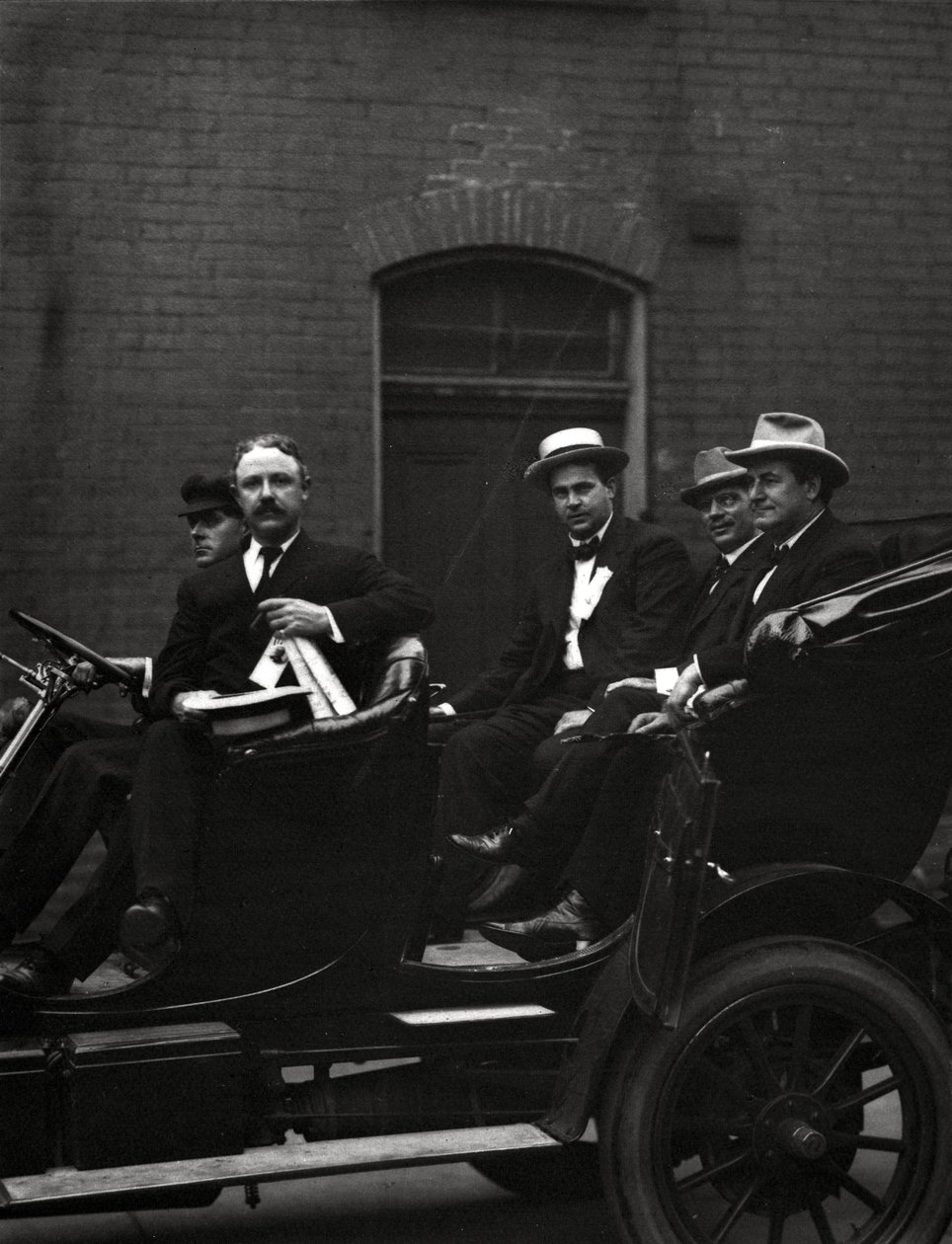 Edward F. Goltra, en uidentifisert delegat, Rolla Wells og William Jennings Bryan som ankom en sesjon av den demokratiske nasjonale konferansen i 1916, St. Louis, 11.-14. Juni 1916 av J.C. Strauss