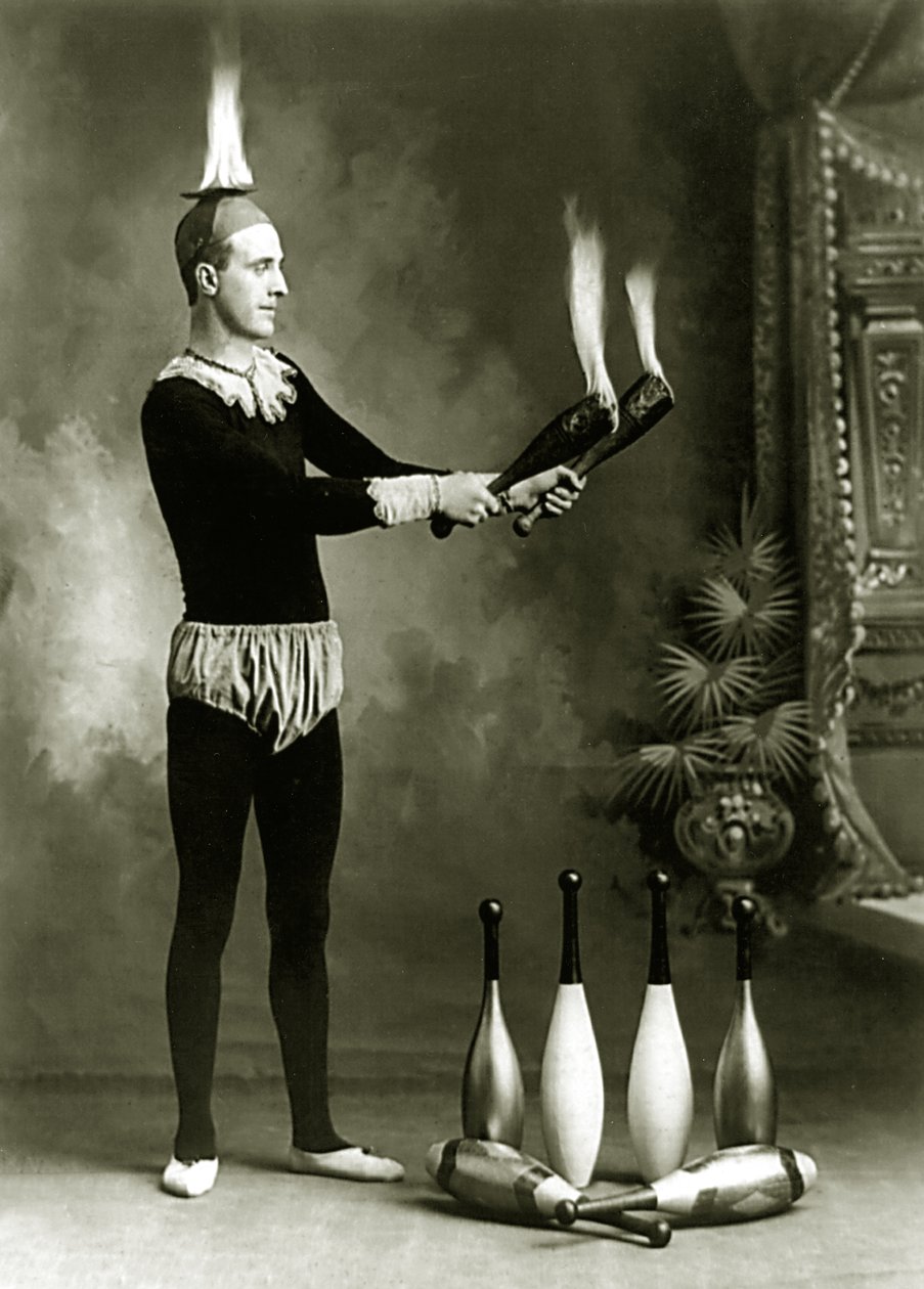 J.T. Doyle-, sirkus- og karnevalsjonglør med flammende nåler og bolle, ca. 1902 (bw-bilde) av J.E. Pasonault