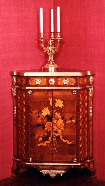 Hjørneskap, ett av et par av J.F. Oeben, Paris, ca. 1760-62 av J.F. Oeben c.1760 62 J.F. Oeben c.1760 62