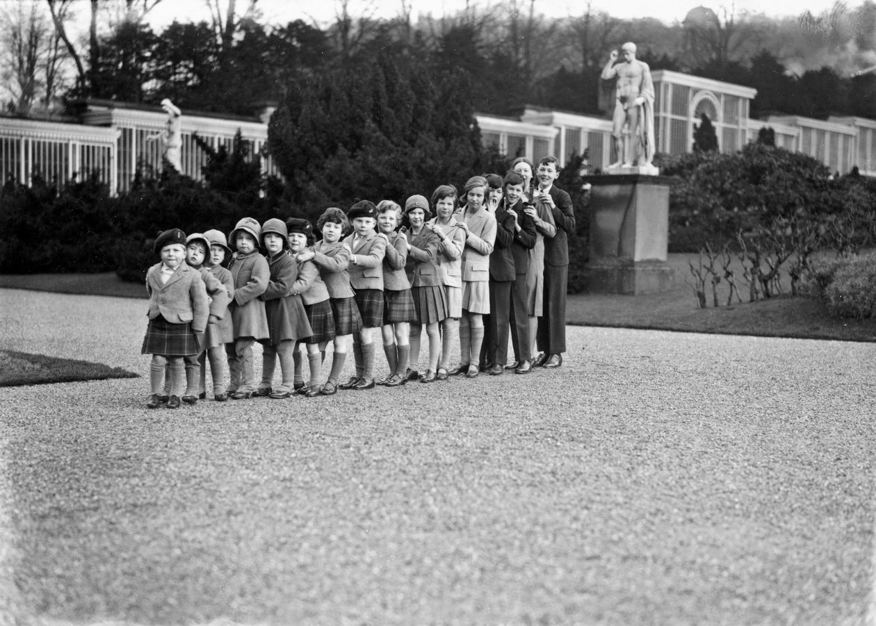 Cavendish familiegruppe på 16 barnebarn i hagene til Chatsworth, Derbyshire, 1930 av JR Board