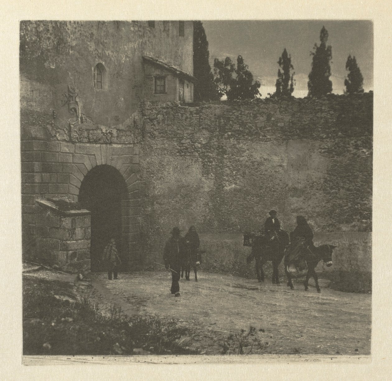 Camera Work: A Gateway - Segovia, 1914. av J. Craig Annan