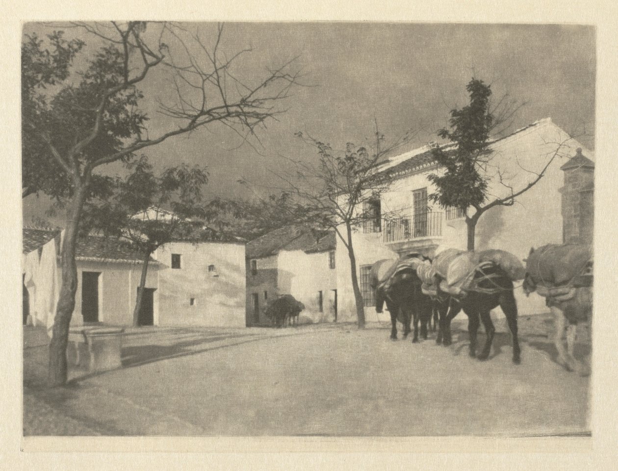 Kameraarbeid: A Square - Ronda, 1914. av J. Craig Annan
