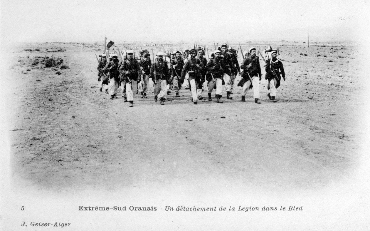 En avdeling av den franske fremmedlegionen i Sahara-ørkenen, Algerie, c1905 av J. Geiser