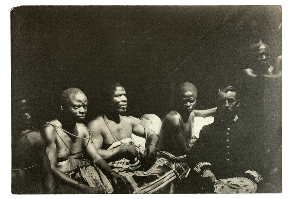 Kaptein Gallwey og Edo-høvdinger, Benin, Nigeria, 1892 (gelatinsølvtrykk) av J. H. Swainson