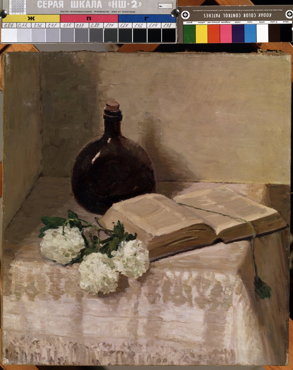 "Stilleben med en flaske, åpen bok og hvite blomster" (Stilleben med en bok) Maleri av Johannes Hansch (1875-1946) Mål 45 x 41,5 cm Mikalojus Konstantinas Ciurlionis Museum of Fine Arts, Kaunas, Litauen av J. Hansch