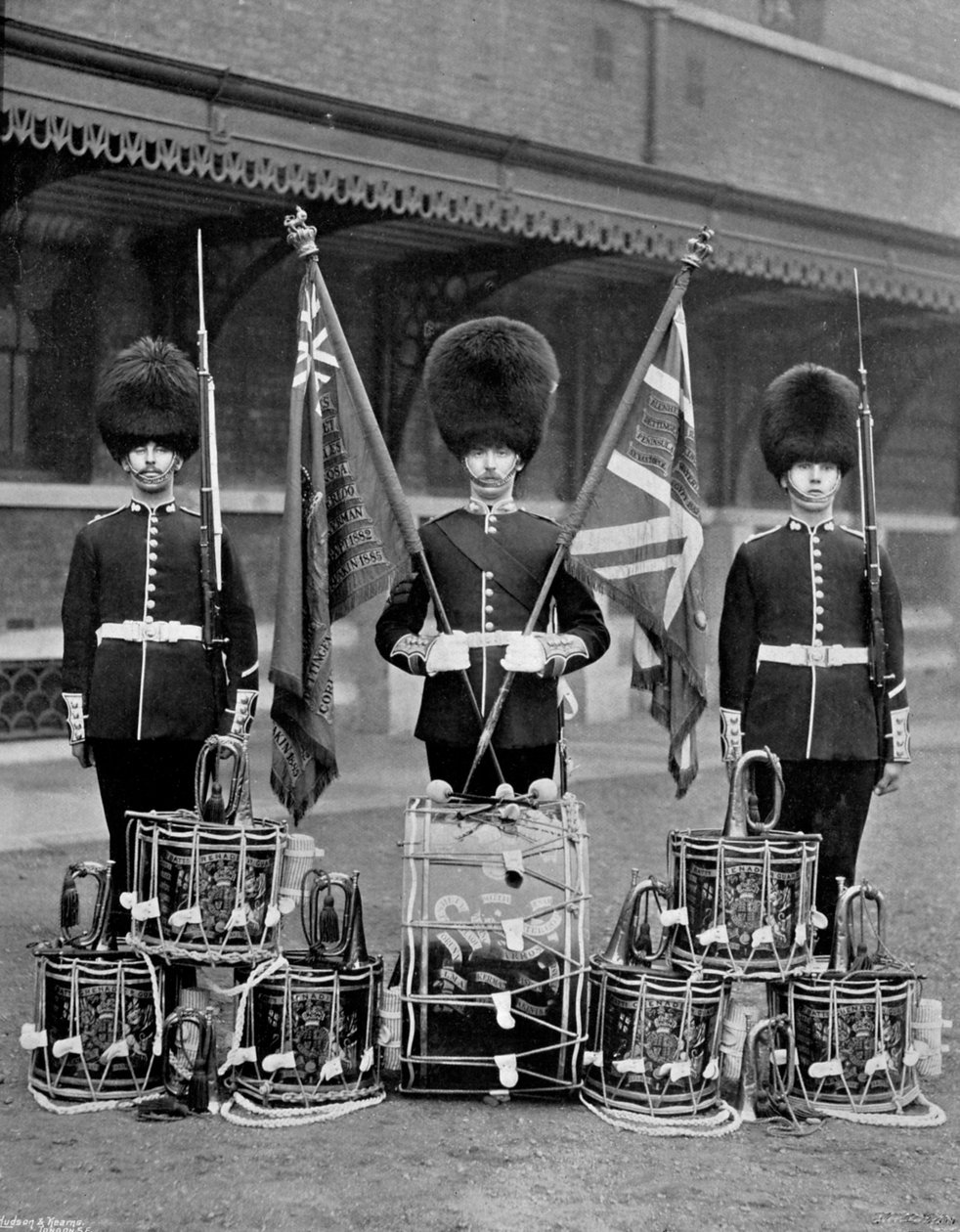 Fargene og trommene til 2nd Grenadier Guards, 1896 av J. Thomson