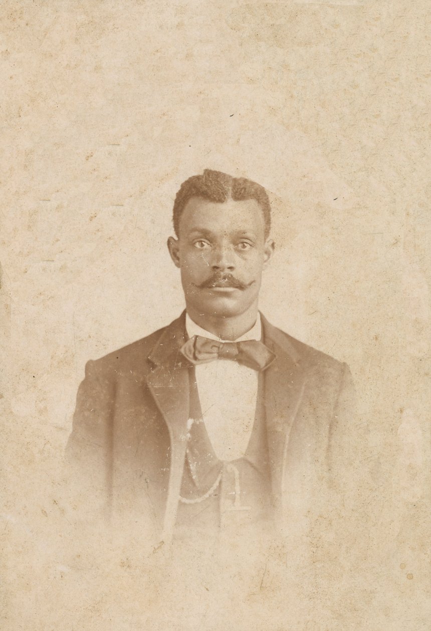 Fotografi av en mann i dress, vest og slips, 1880-1900. av J. W. Taylor