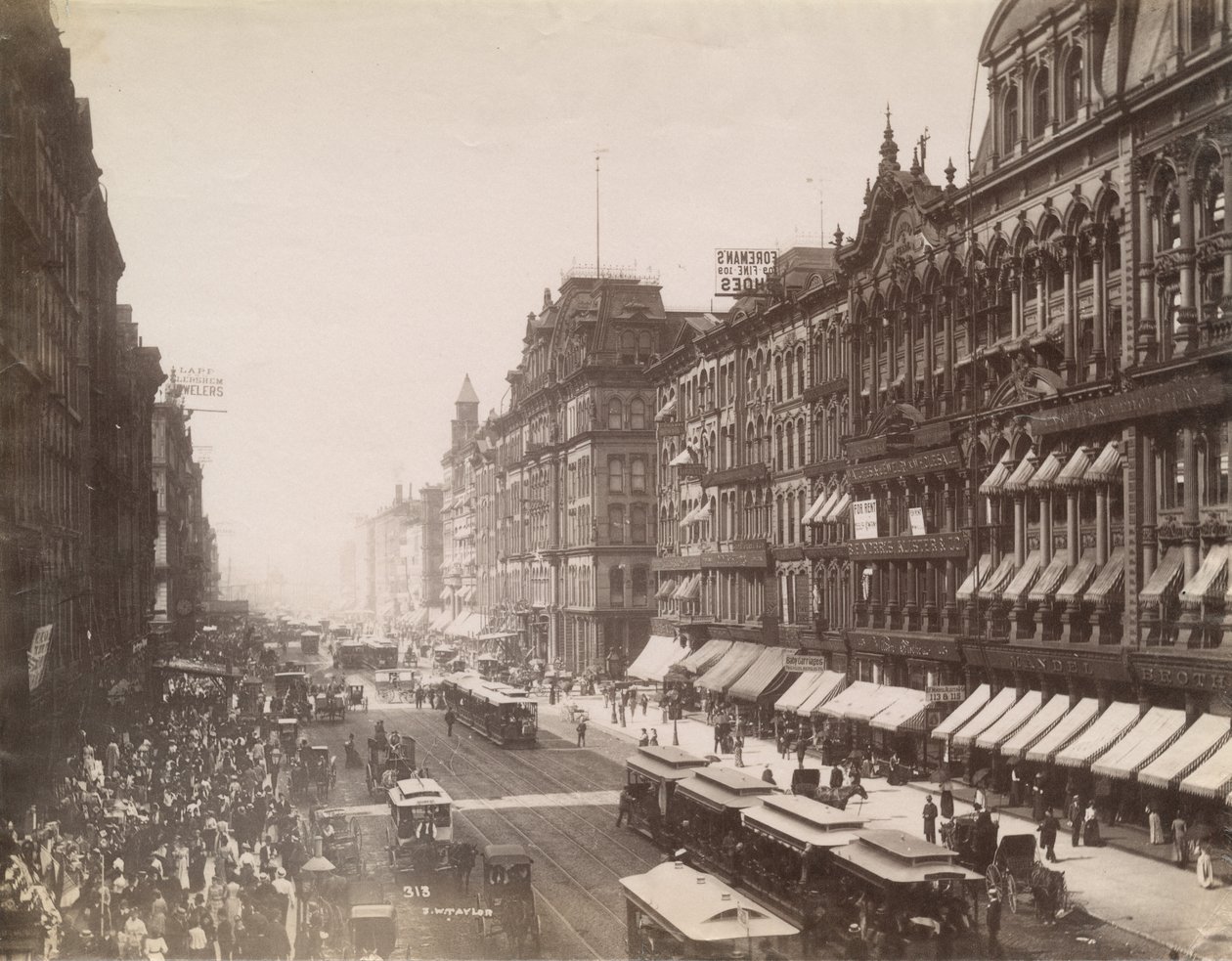Utsikt over State Street nordover fra Madison Street, Chicago, 1890 av J. W. Taylor