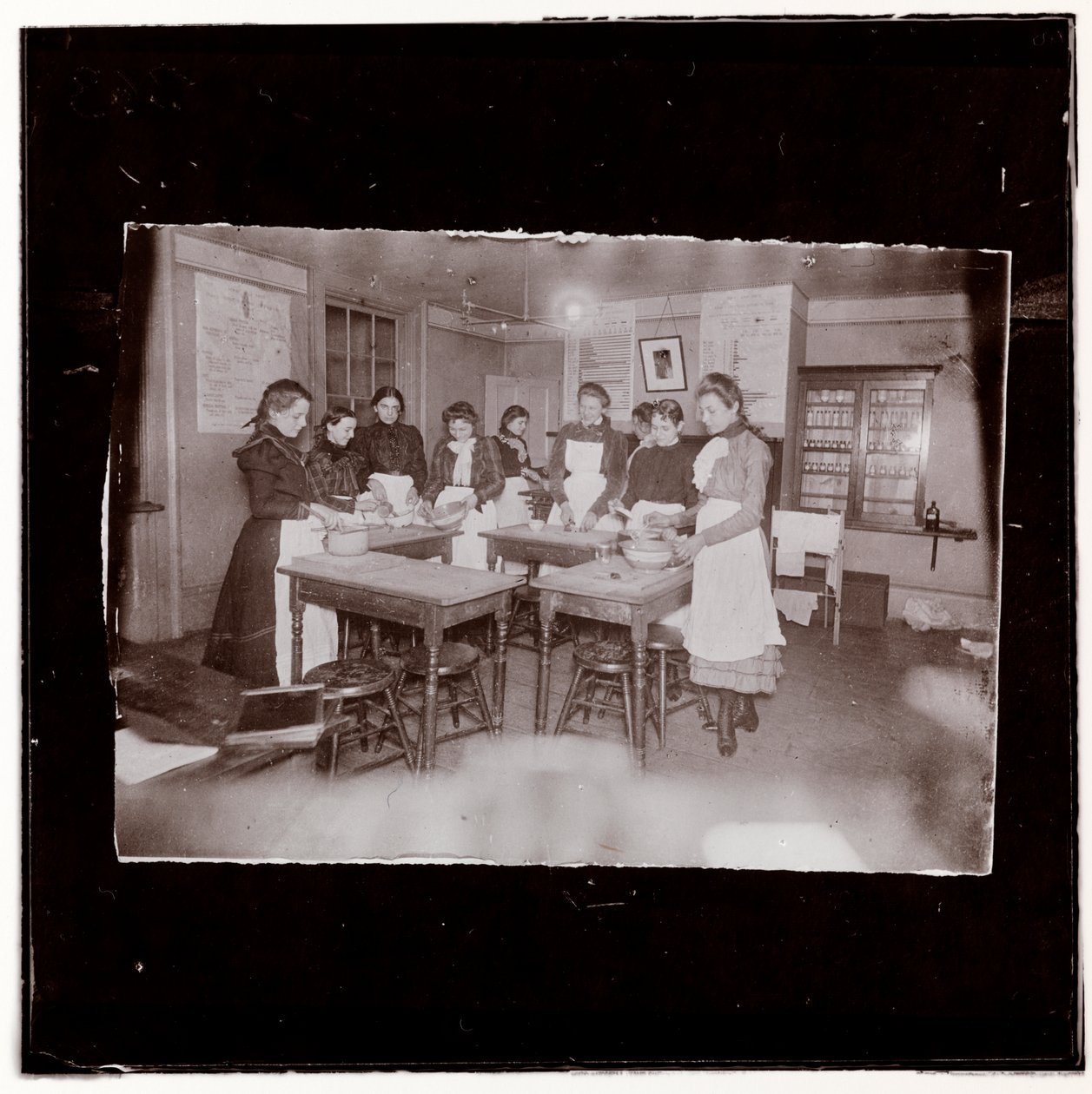 Kokkeskoleklasse i College Settlement. 'Boss temperamentprekenen', ca. 1895 av Jacob August Riis