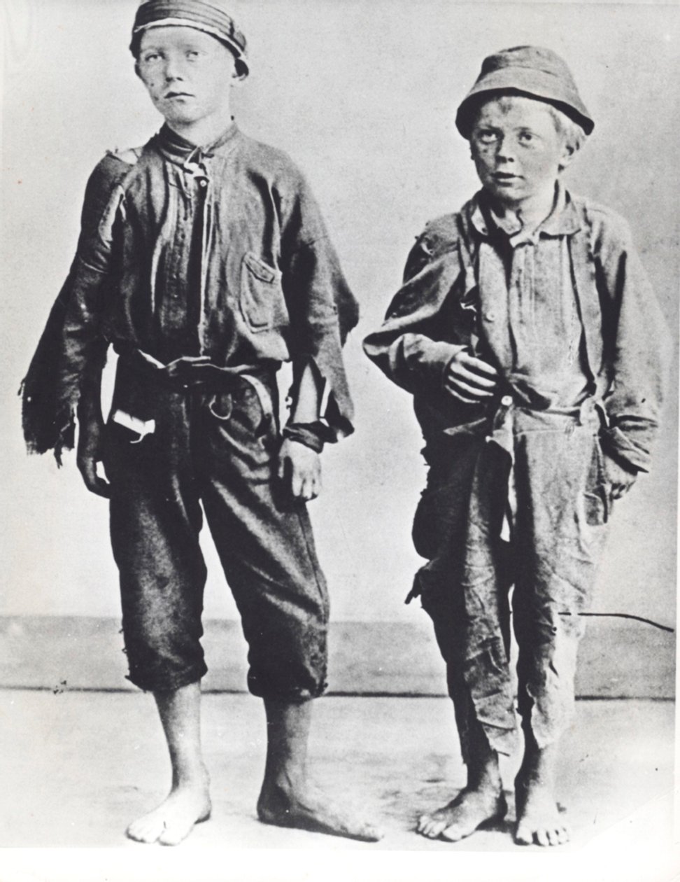 Street Arabs of New York City, ca. 1900 (s/hvitt-bilde) av Jacob August Riis