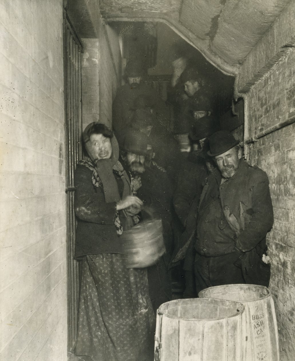 Venter på å bli sluppet inn på Mulberry Street Station av Jacob August Riis