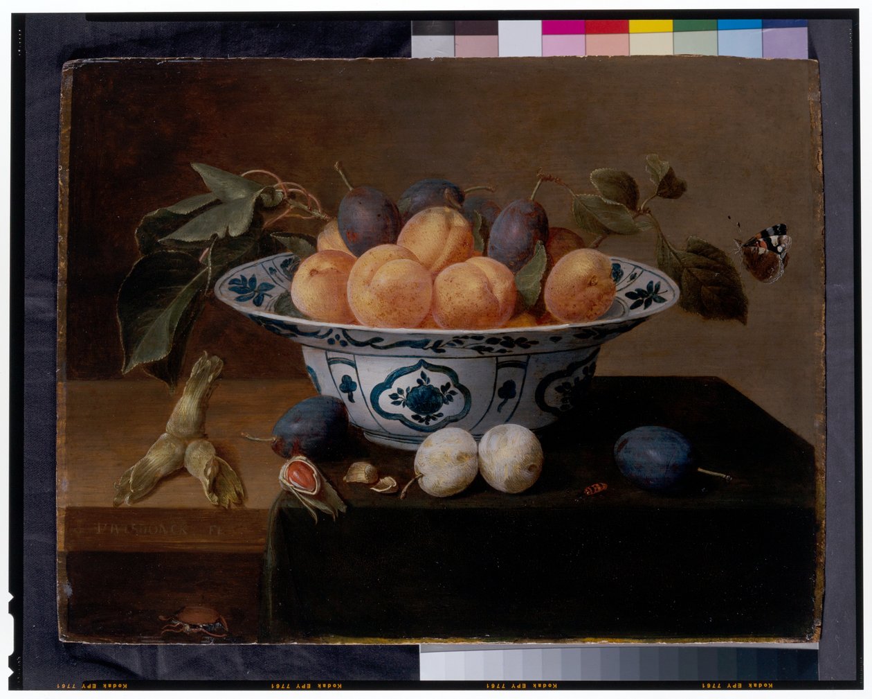 Stilleben av aprikoser og plommer i en Wan Li-skål, med biller og en sommerfugl på en avsats av Jacob van Hulsdonck