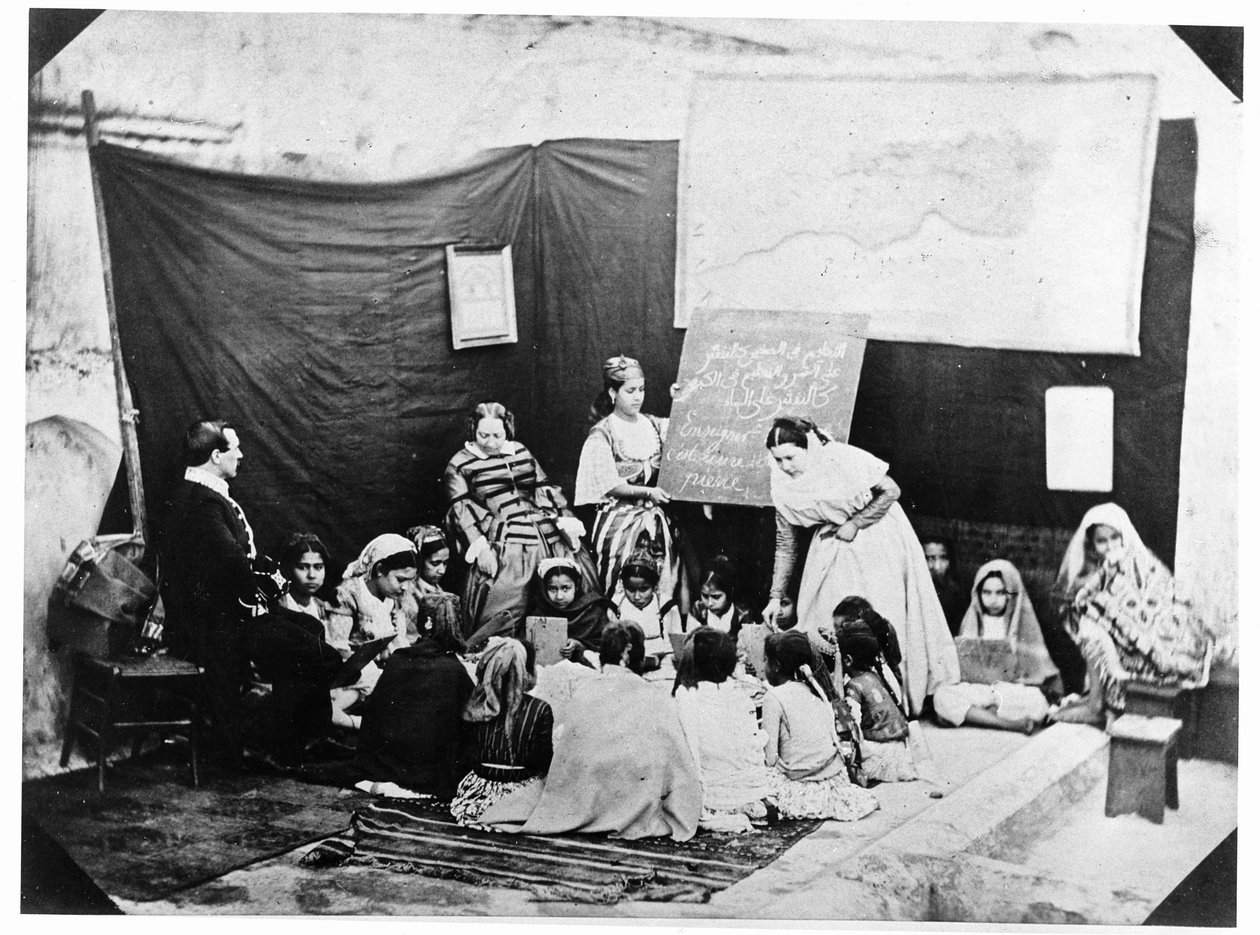 Skole for unge jenter undervist av Madame Luce, Alger, 1856 av Jacques Antoine Moulin