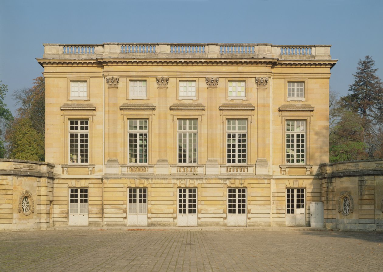 Utsikt over gårdsfasaden til Petit Trianon, bygget 1762-64 av Jacques Ange Gabriel