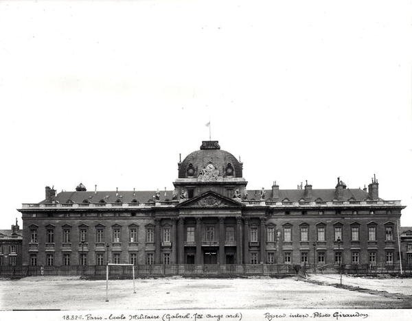 Fasade og kuppel til Ecole Militaire, bygget 1751-73 av Jacques Ange Gabriel