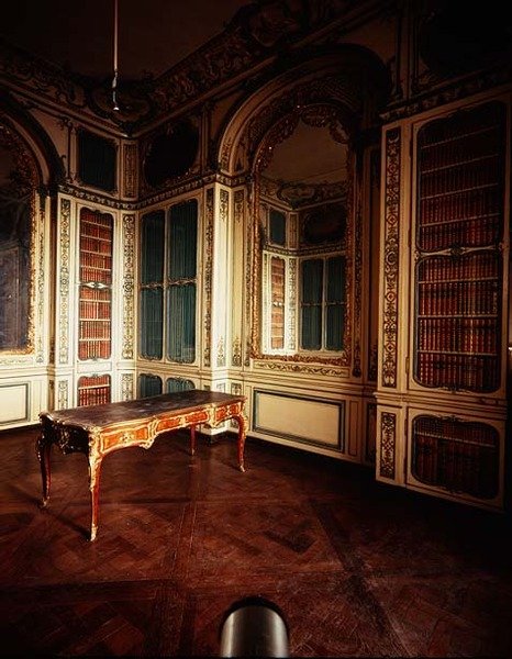 Biblioteket til Louis XV med hvitt og gullpanel av Jacques Verberckt (1704-71) ca. 1730-tallet (foto) av Jacques Ange Gabriel
