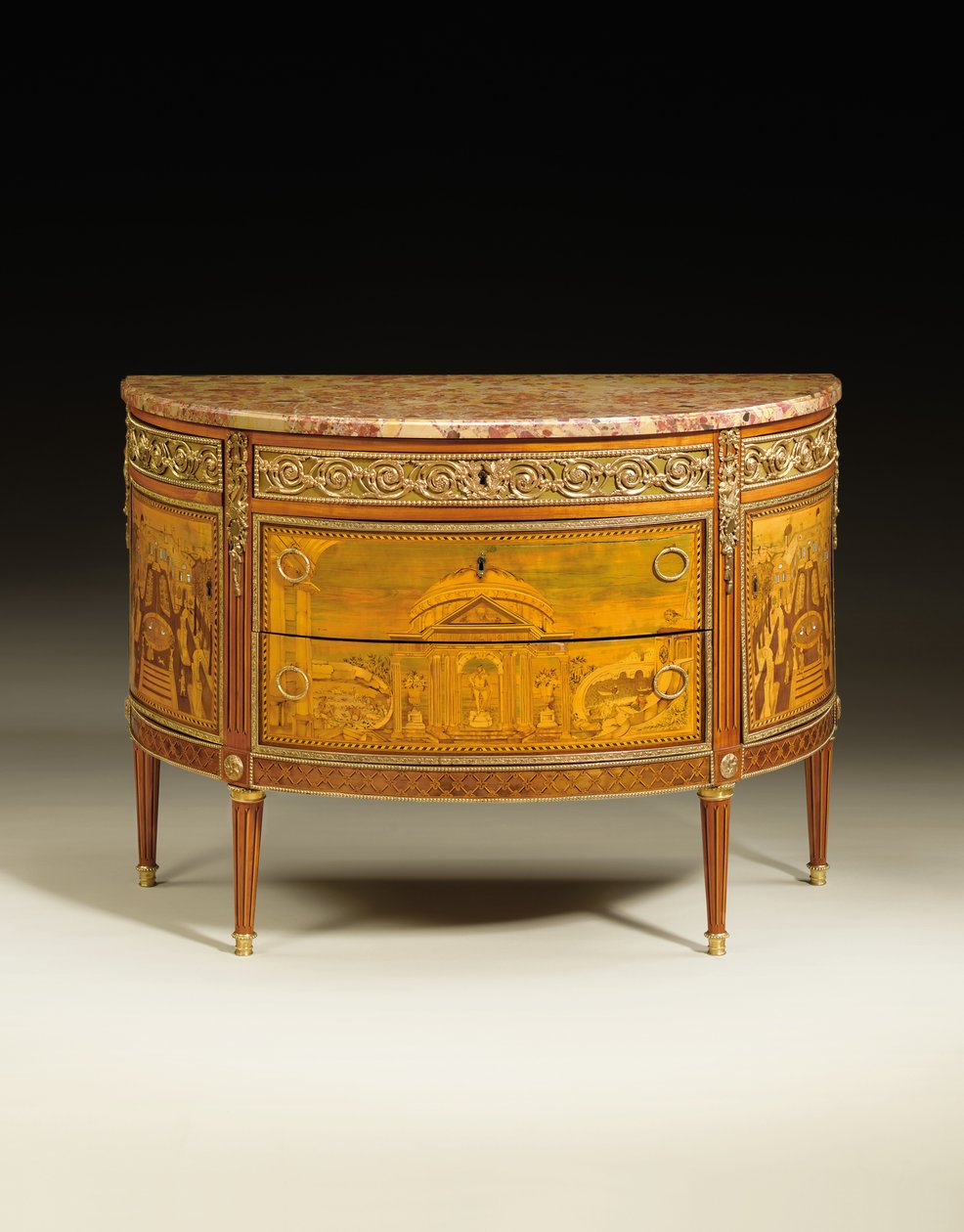Louis XVI kommode, ca. 1770-75 (ormolu-montert tulipanved, fruktved, platan, amarant og perlemor) (se også 714754-55) av Jacques Birckle