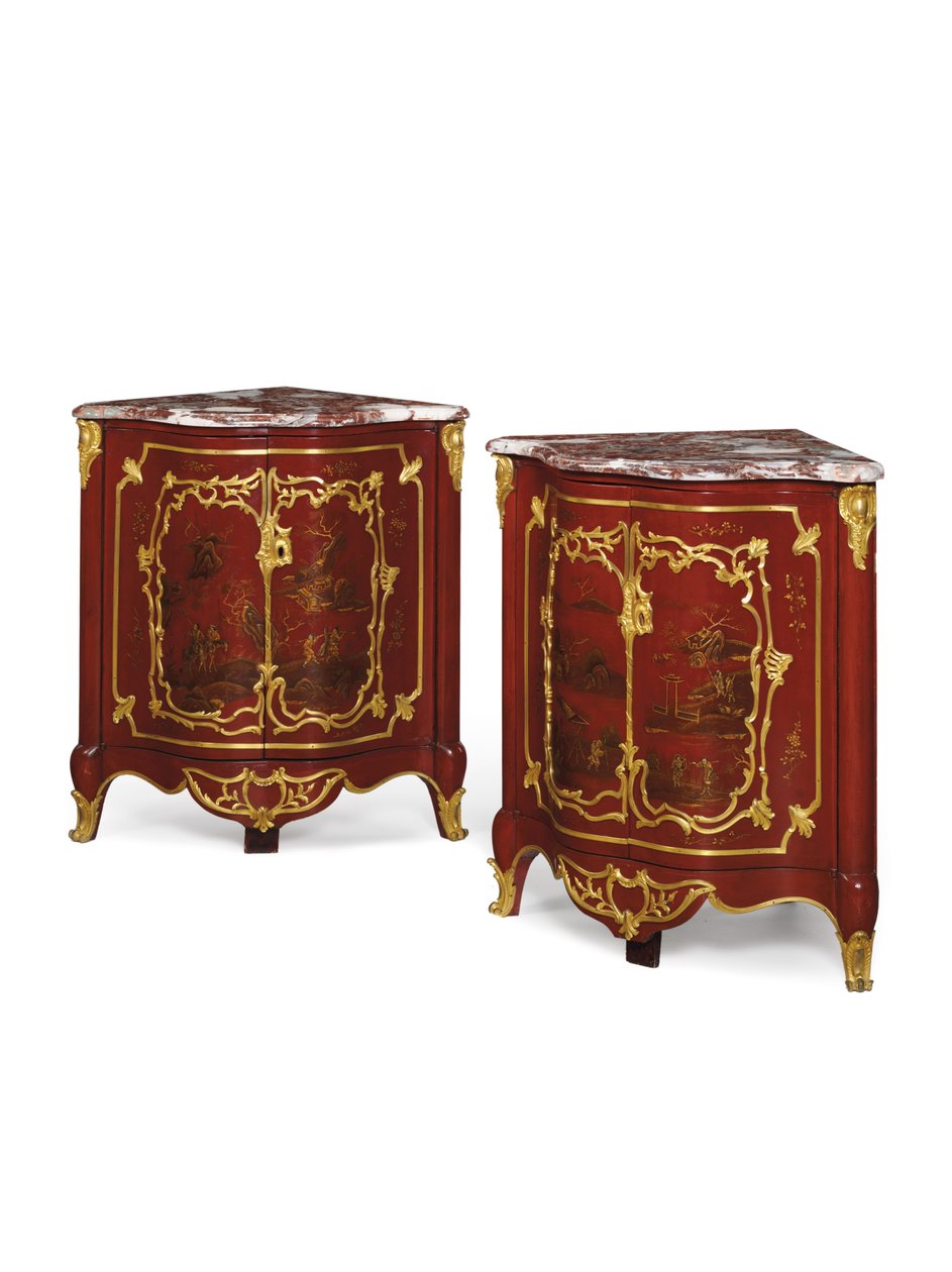 Et par Louis XV encoignures, midten av 1700-tallet (ormolu-montert, skarlagenslakkert tre og marmor) av Jacques Birckle