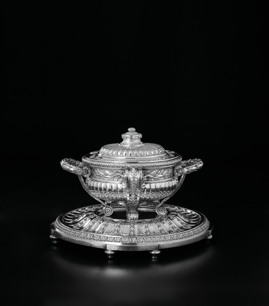 Louis XV suppeterrin, trekk og stativ fra Orloff-tjenesten, 1770 av Jacques Nicolas Roettiers