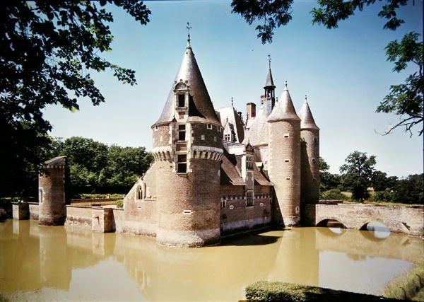 Utsikt over Chateau du Moulin, bygget i 1480-1502 av Jacques de Persigny