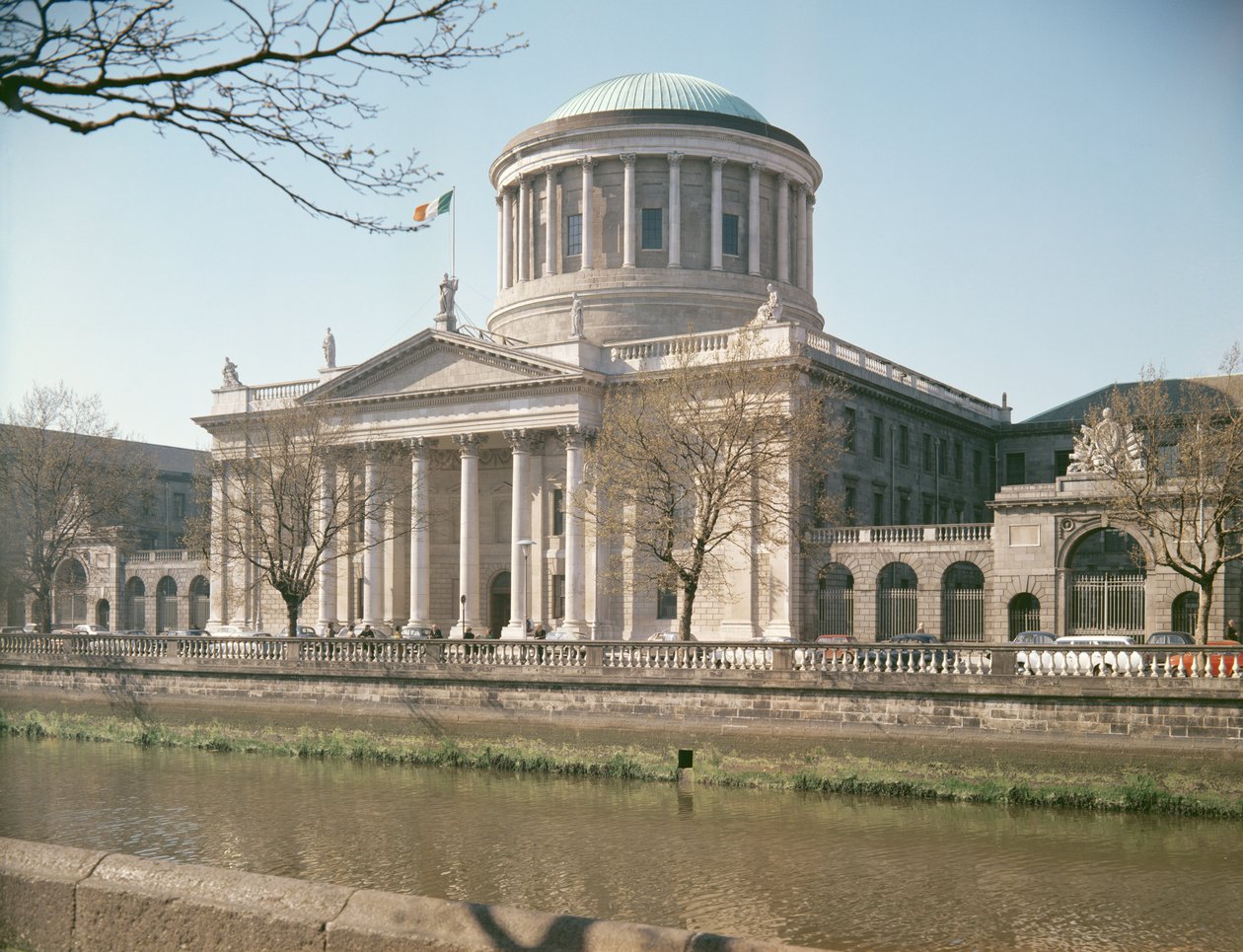 Four Courts, Dublin, sett fra elven Liffey, bygget 1796-1802 av James Gandon