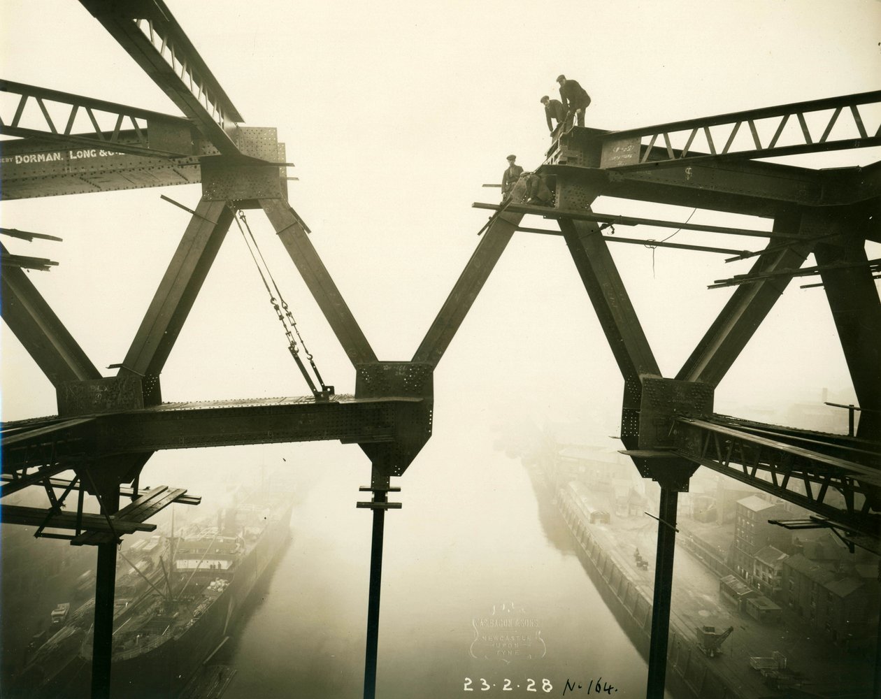 Tyne Bridge under bygging, 23. februar 1928 av James Geddie