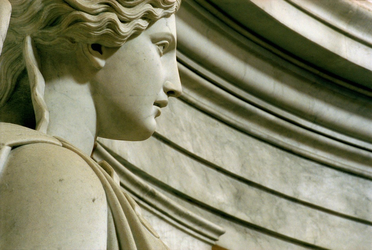 Graven til Napoleon Bonaparte 1769-1821 detalj av en av de 12 bevingede seirene, 1841-61 stein og farget marmor av James Pradier