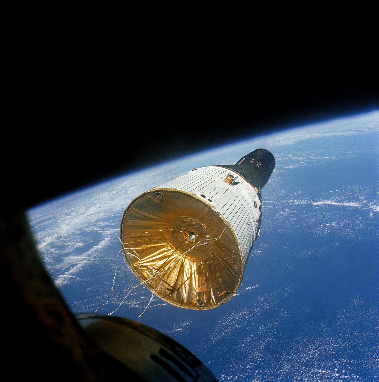 Gemini VI i bane 160 miles 257 km over jorden, 15. desember, av James A Lovell Jr