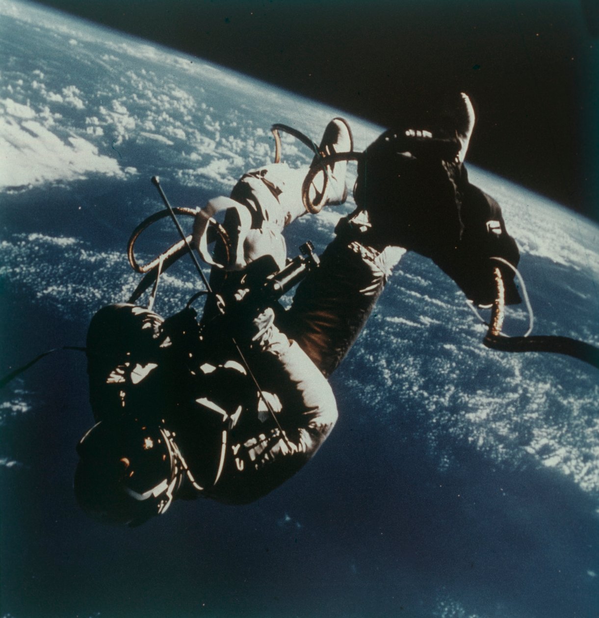 Astronaut Edward White utfører den første amerikanske romvandringen, 3. juni 1965. av James A McDivitt