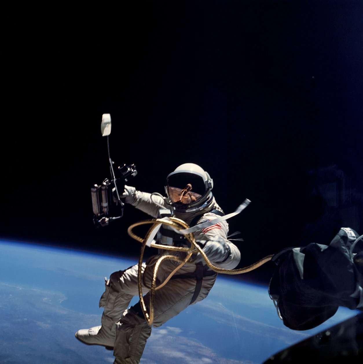Ed White utfører sin første romvandring i USA, 1965. av James A McDivitt